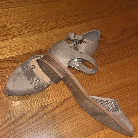 Brash low heeled sandals size 8 tan faux suede - Picture 2 of 6